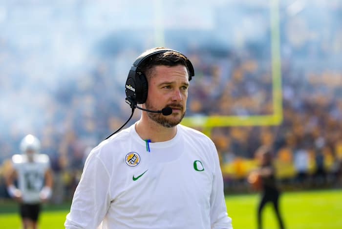 Oregon Ducks head coach Dan Lanning against the Arizona State Sun Devils at Mountain America Stadium.